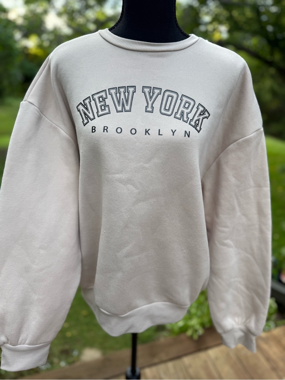 New York Brooklyn Crewneck Sweatshirt - Cream size Large pre-owned with gift .